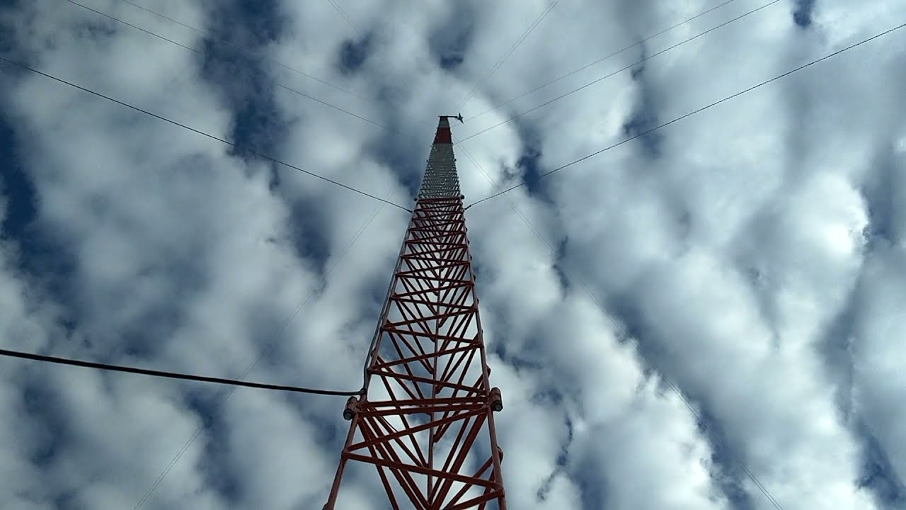 Montaje de torre de 30 m con antena para enlace