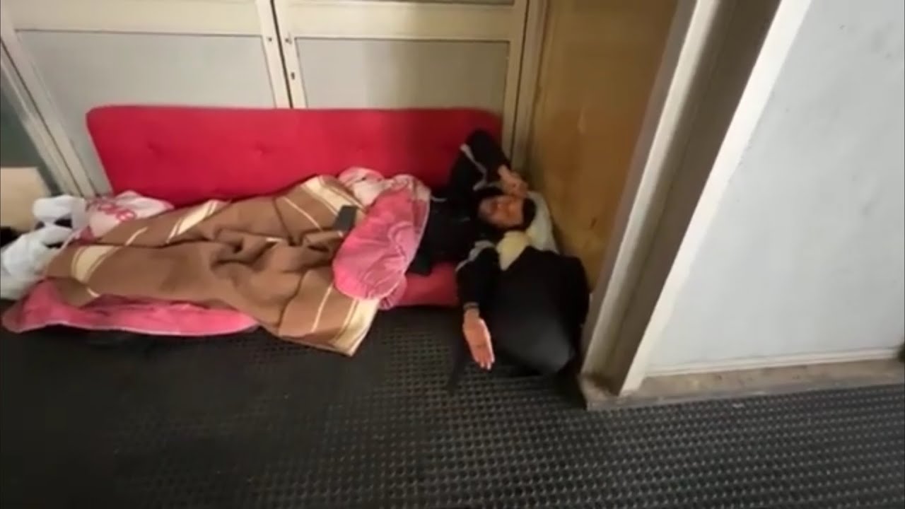 LINO POLIMENI: COSENZA: UNA STORIA DI VITA, DOMENICO DORME ALLA STAZIONE DI VAGLIO LISE…