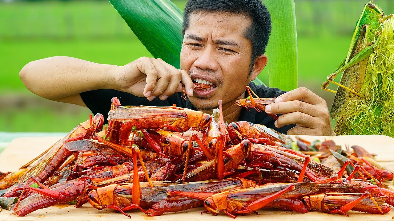 Grasshoppers Crispy | Catch And Cook Grasshoppers | Deep Fry Grasshoppers Eating So Crispy.