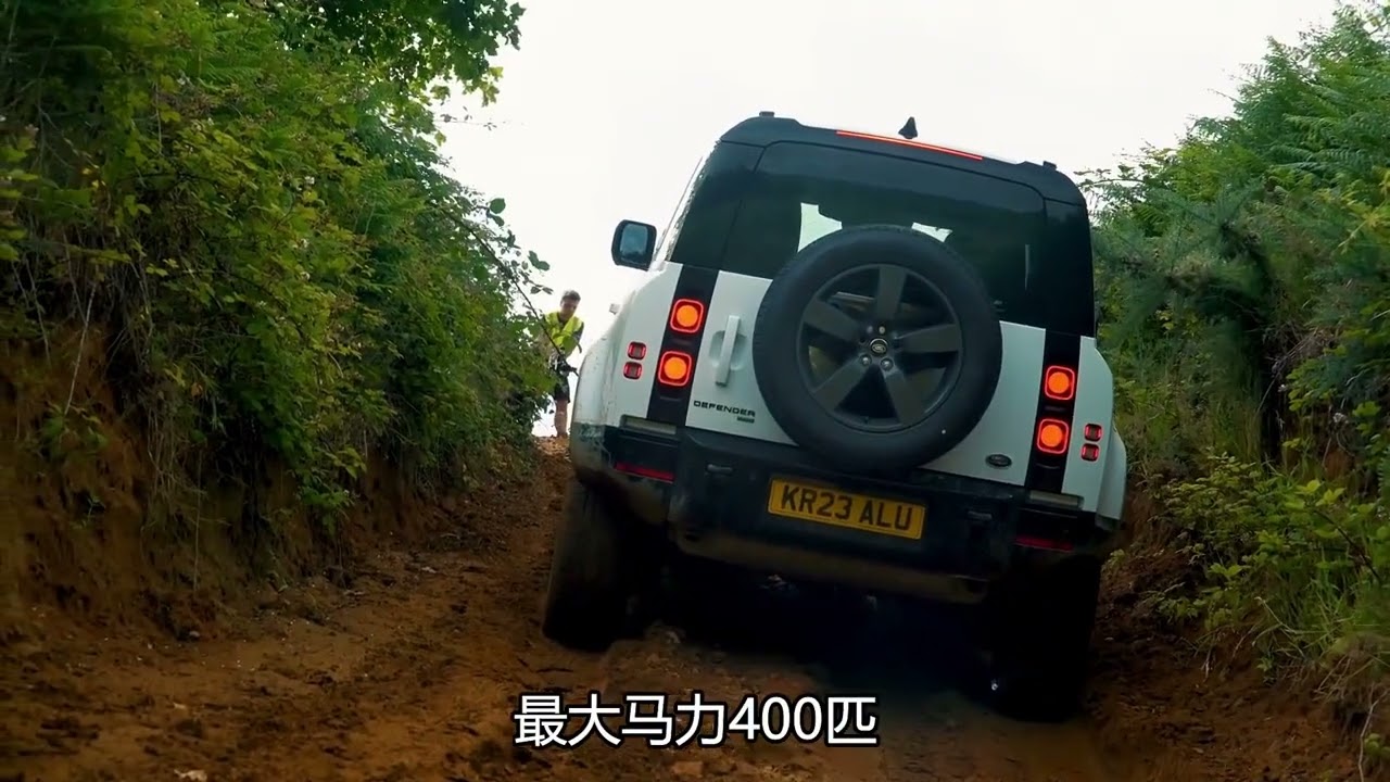 同样是四驱，遇到一个陡坡，才知道路虎卫士和牧马人差别有多大？