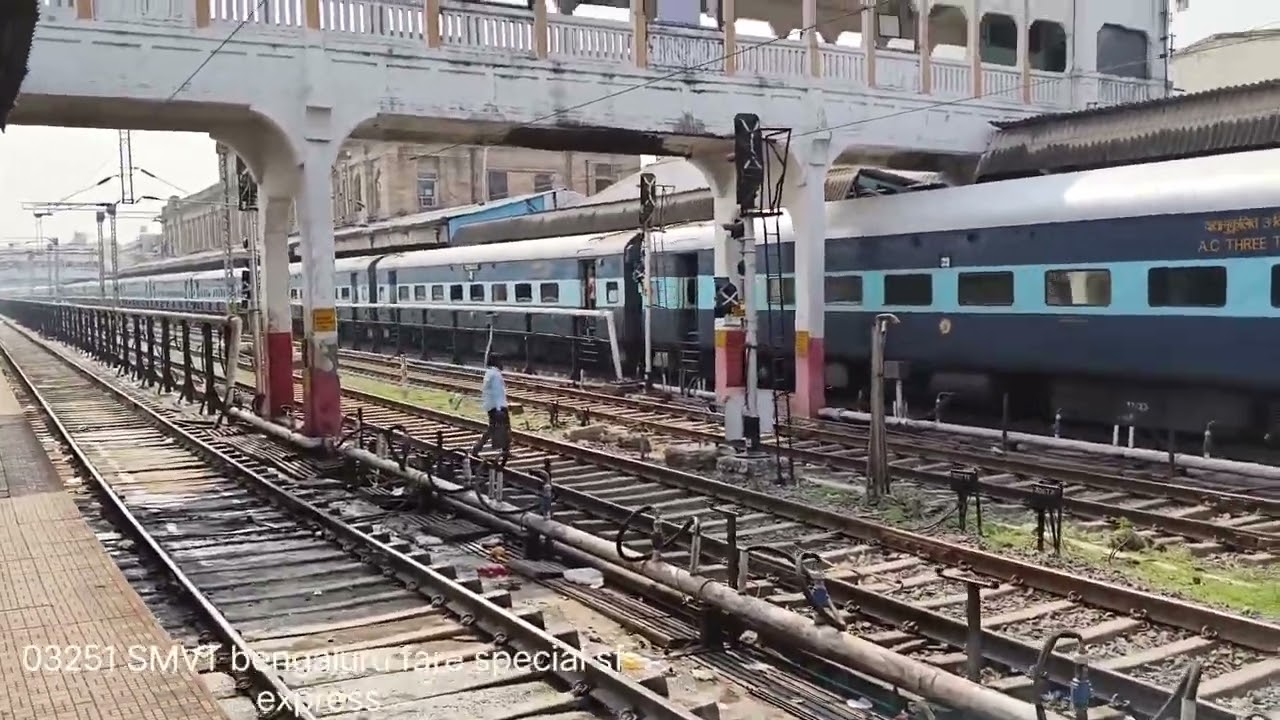 03251 SMVT bengaluru fare special sf express arriving at nagpur railway station