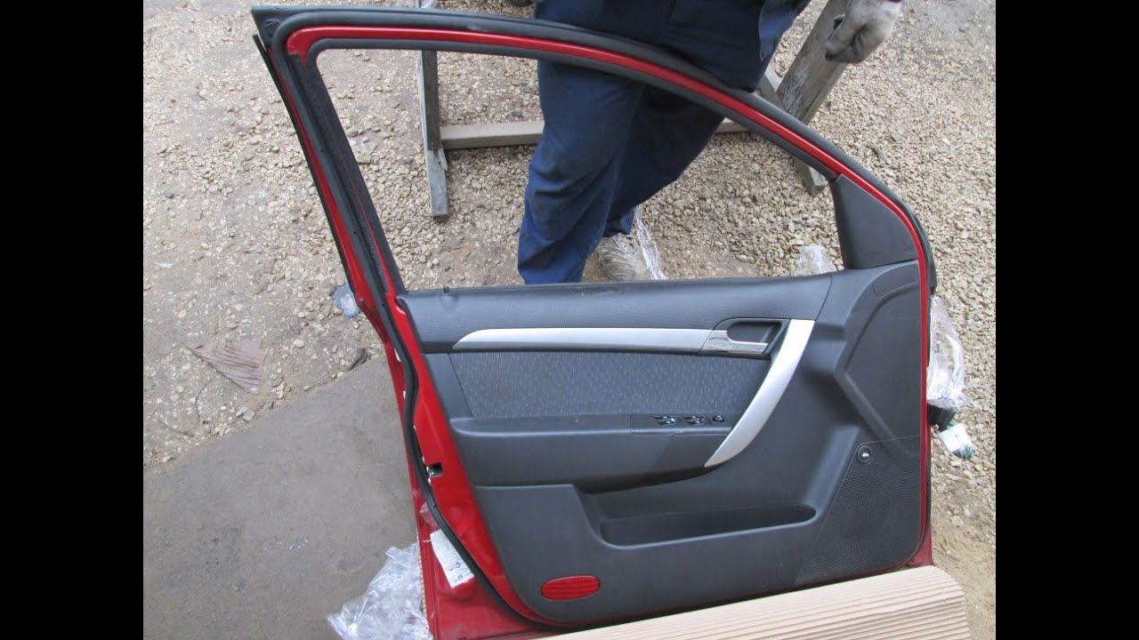 Chevrolet Aveo. Демонтаж дверной карты, ремонт стеклоподьемника и кнопки.