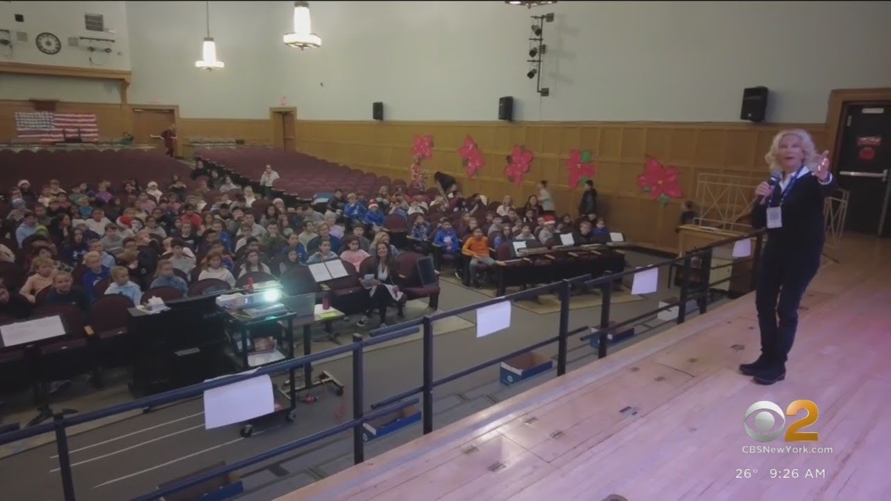 Jennifer McLogan visits Garden City school