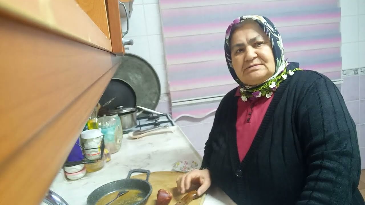 Peynirli tost sucuk yaptım güzel oldu videomu beğenip yorum yapın layk atın abone olun lütfen arkada