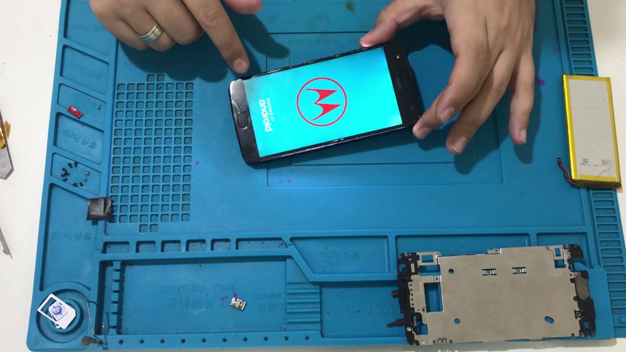 Moto x4 não carrega só fica piscando no símbolo da bateria ao carregar.