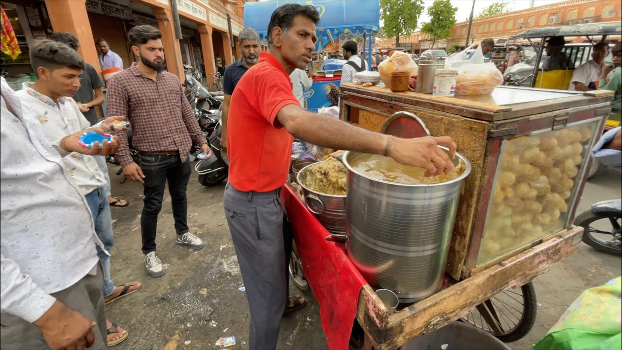 Dancing Man serves Biggest Golgappa in Jaipur | Indian Street Food