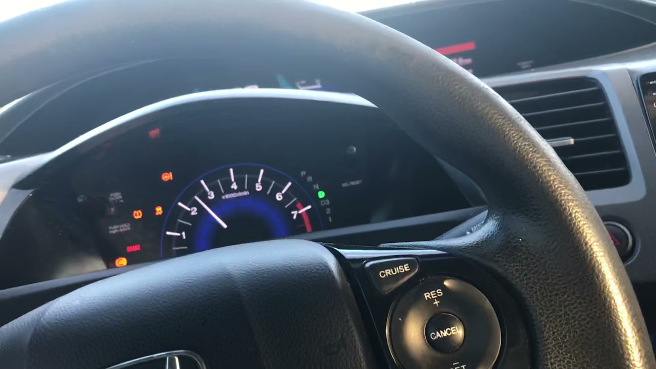 Que significa las letras en el tablero en una Honda Civic 2012