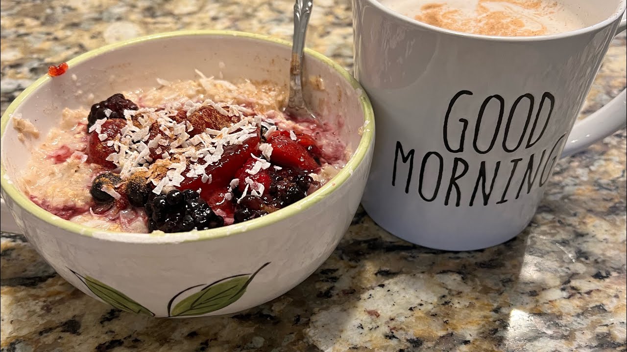 Riced cauliflower quick oats with mixed berries for volume eating
