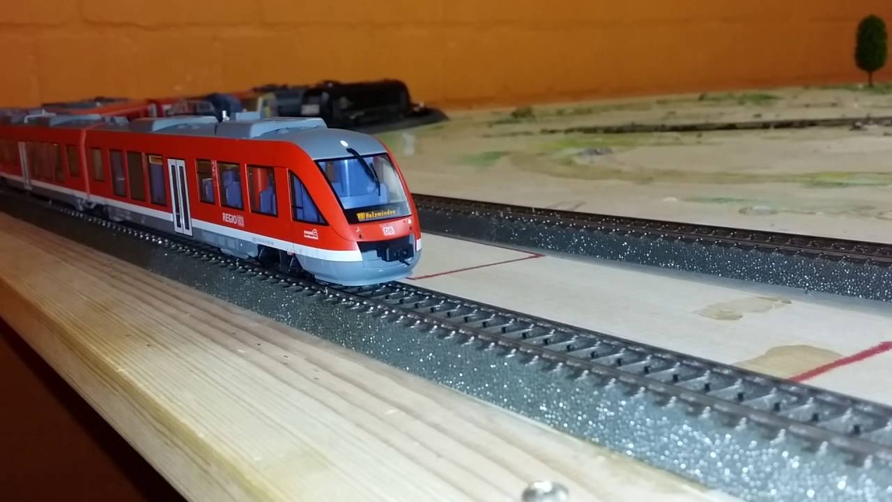 BR 648 (M&auml;rklin) als Doppeleinheit mit Motorstart und Abfahrtsituation