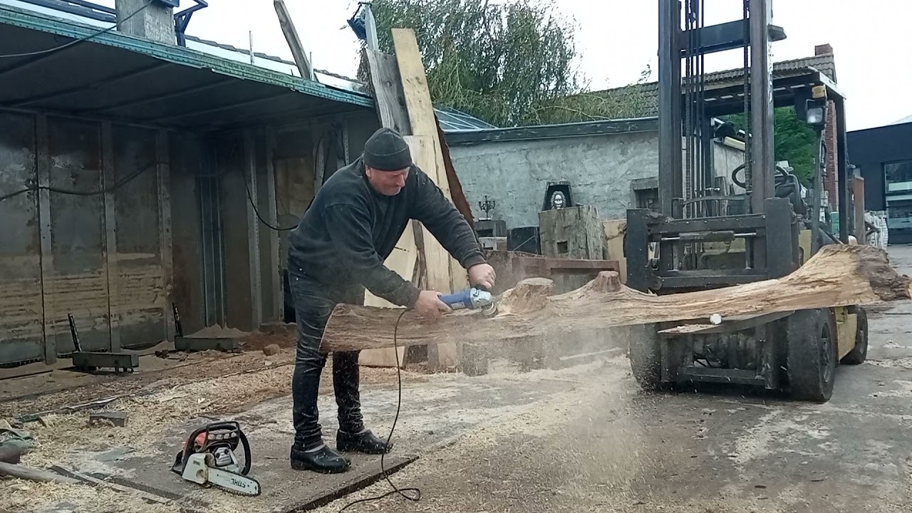 Het borstelen van hout met een roterende staalborstel