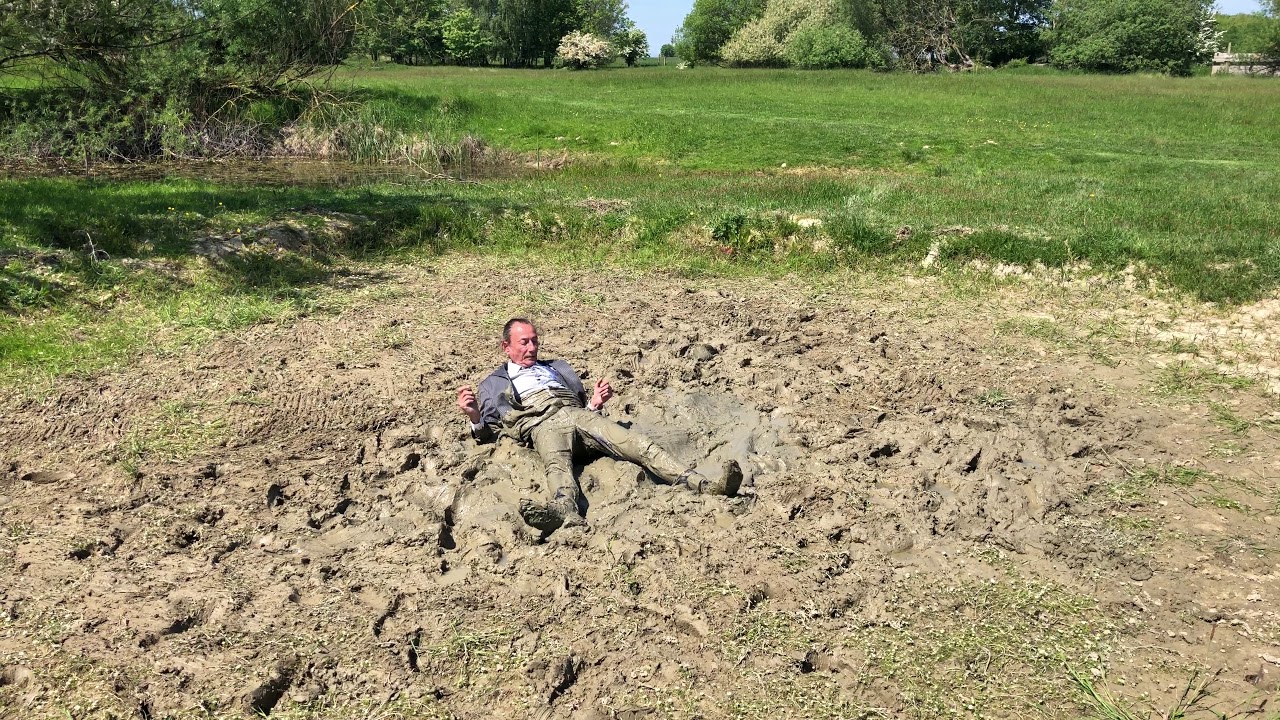 Business suit in mud   Mit Anzug im Schlamm