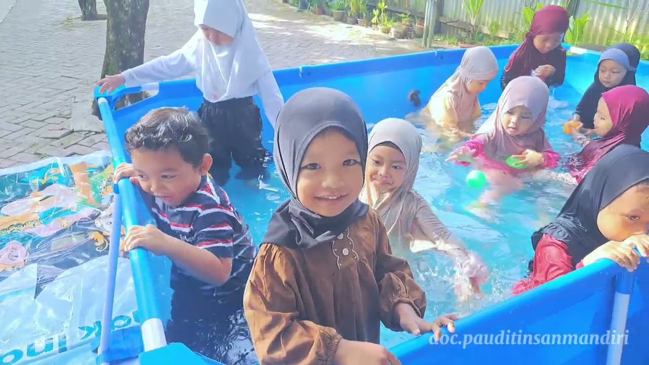 Keseruan bermain air dan berenang di pekarangan sekolah