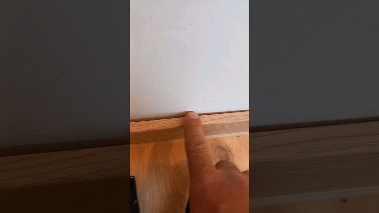 Comment r&eacute;aliser un joint acrylique entre plinthes et plafonnage , m&eacute;thode facile