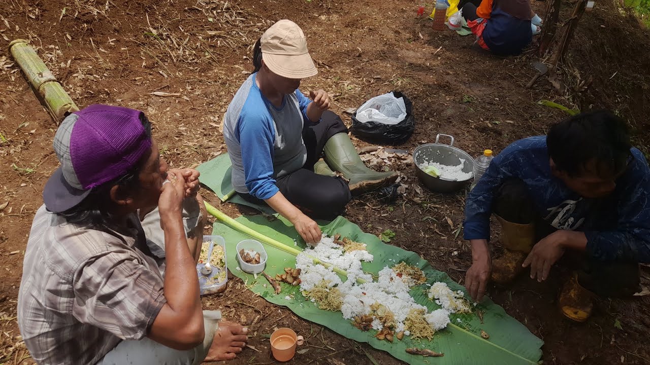 Kegiatan bersih bersih kebun plus ngaliwet