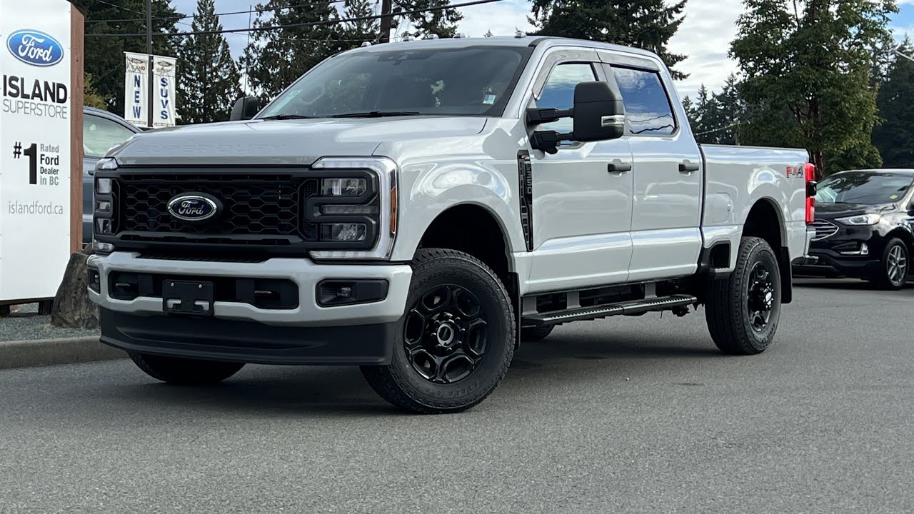 Обзор Ford F-350 XL 2026 года с дополнительными переключателями, внедорожным пакетом FX4 и компле...