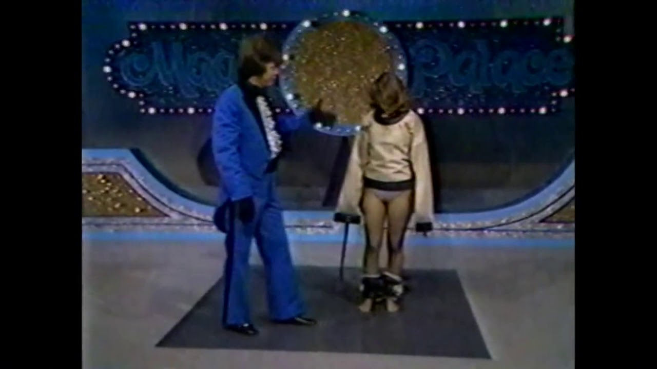 The Amazing Linda - Upside Down Straitjacket Escape