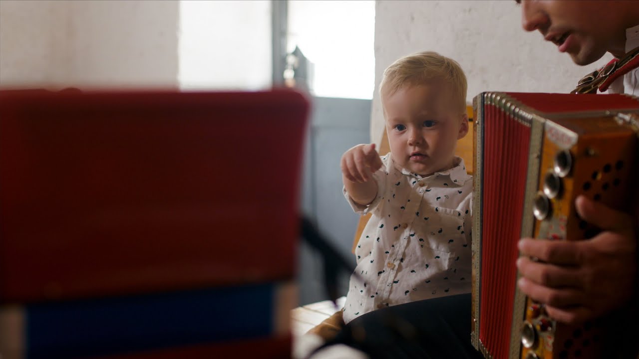 Ansambel Posluh - PRI NAS JE GLASBA DOMA