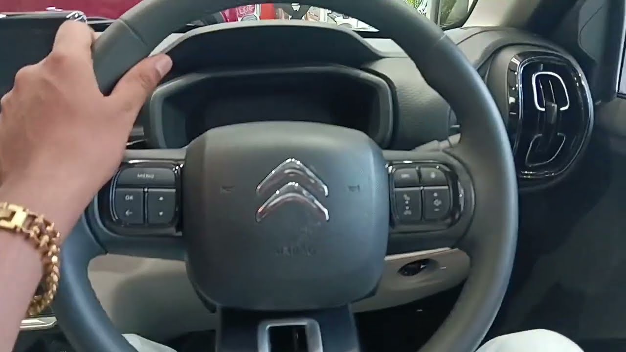 इस Gaadi में Feature नहीं है लेकिन comfort बहुत है |😲