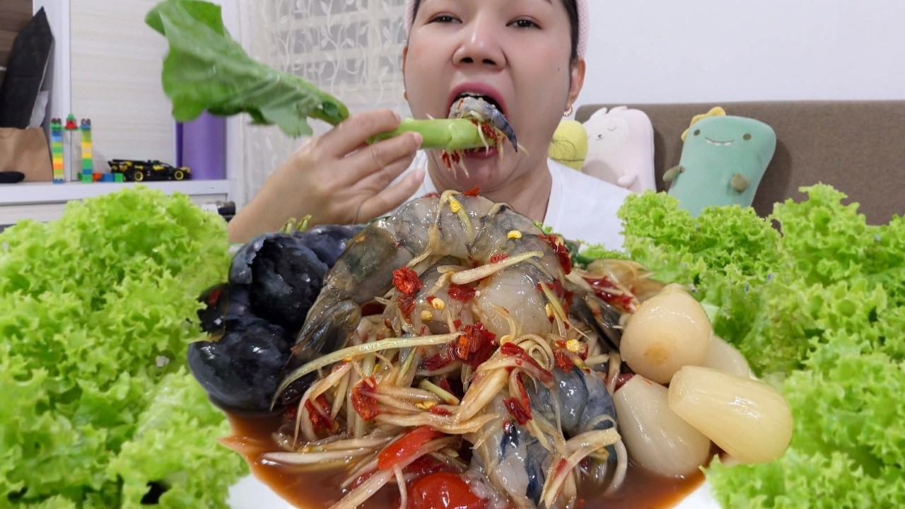 คะน้ากรอบมากมะระขมก็กรอบกินกับส้มตำกุ้งสดแซ่บหลายนัวหลายจ้า 