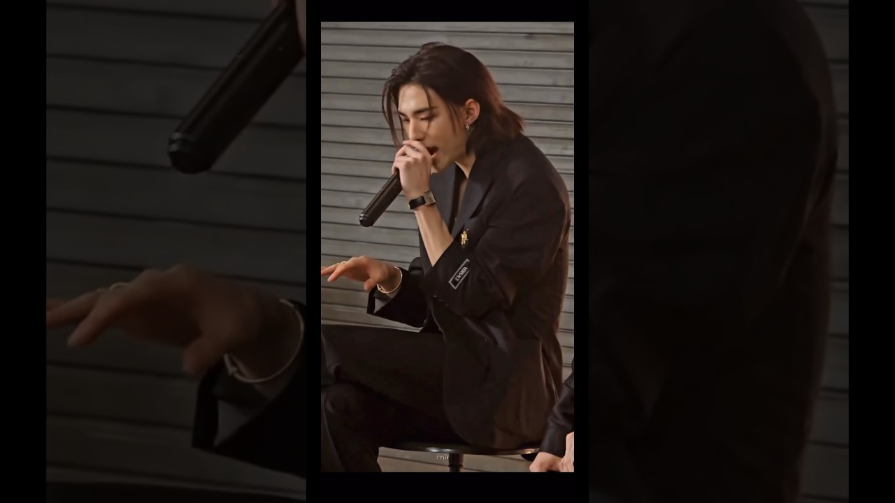 Hyunjin singing and in Versace double 🔥🔥😮&zwj;💨240522 🎤🎶🎥  #hyunjinxversace #hyunjin