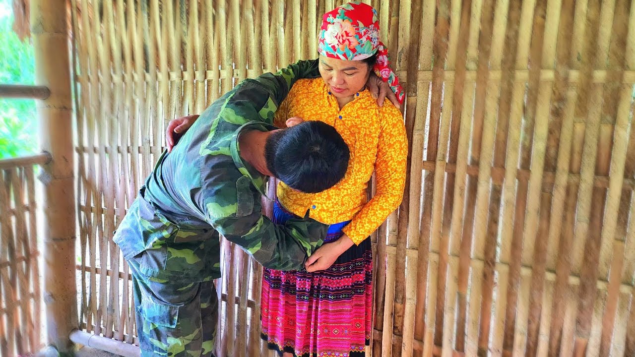 Girl goes to the highland market: brings snails to sell and eat snacks - boy gives gift to girl