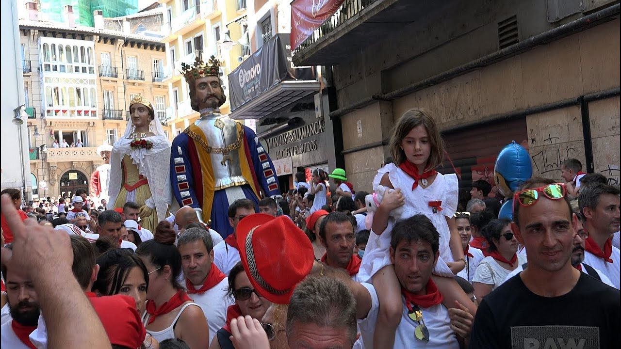 GIGANTES Y CABEZUDOS EN SAN FERMINES POR LAS CALLES DE PAMPLONA, 10-7-2022