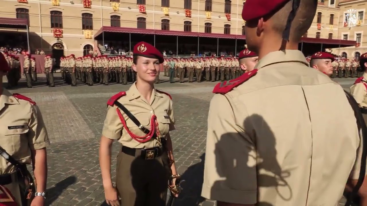 Su Alteza Real la Princesa de Asturias recibe el sable de oficial