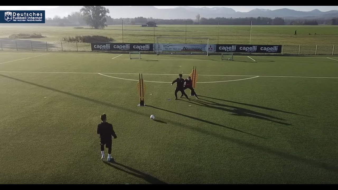 Passspiel unter Gegnerdruck am Deutschen Fußball Internat
