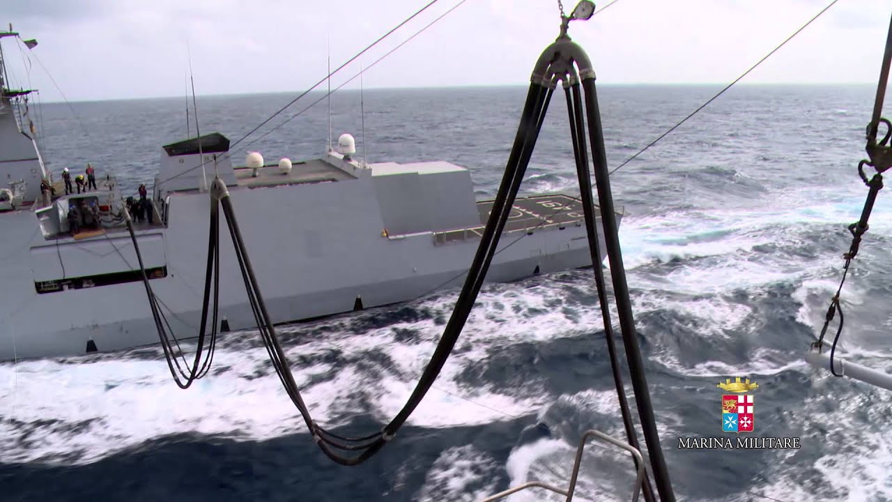 Marina Militare - Attività in navigazione rifornimento laterale tra nave Etna e nave Borsini