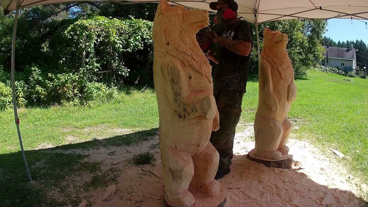 Bear chainsaw carving