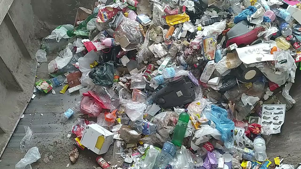 Waste compaction into a 32 cubic meter closed container. #press  #transfer