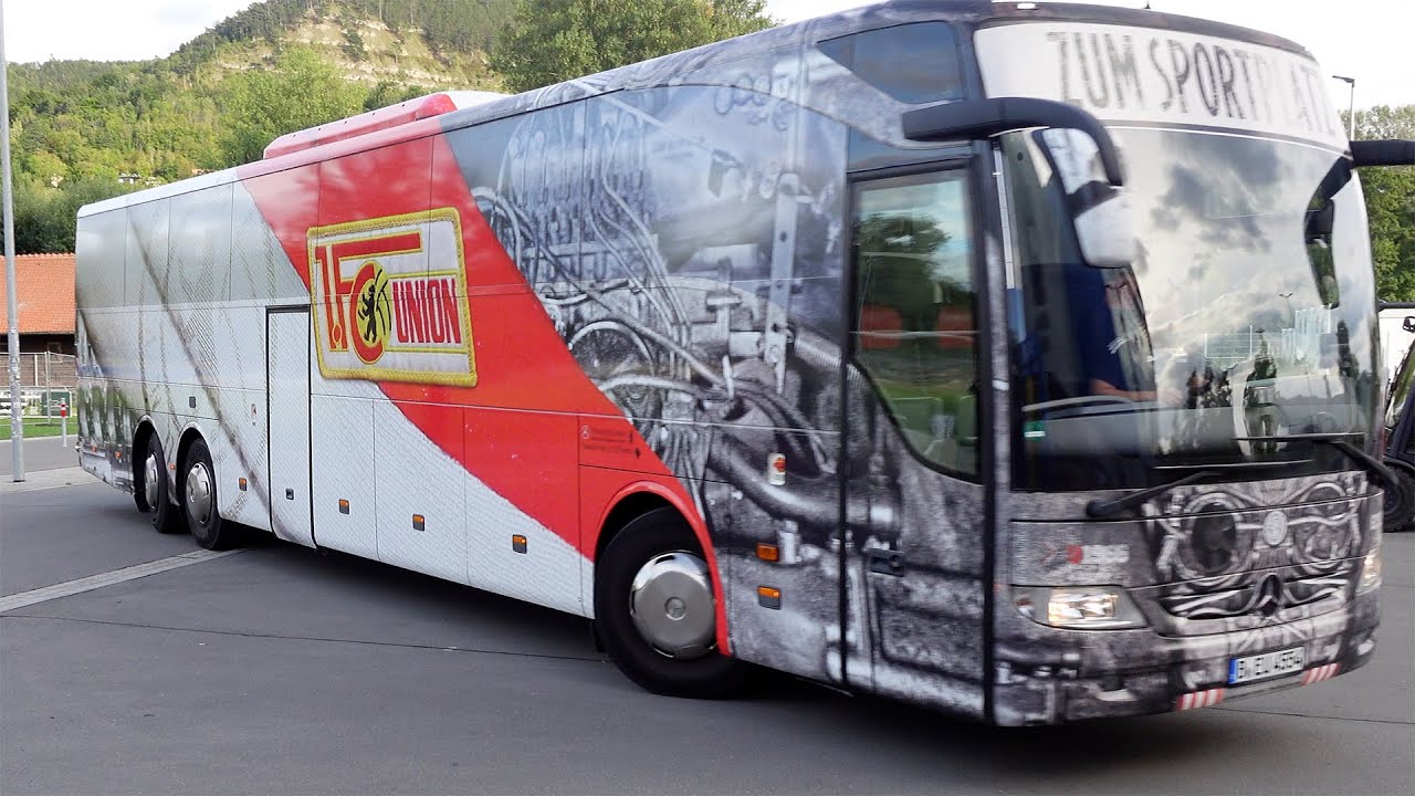 Der Mannschaftsbus kommt