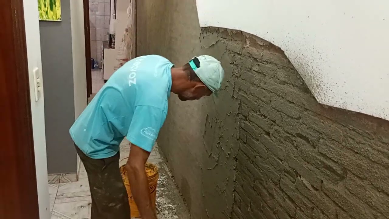 Aplicando massa de reboco com impermeabilizante  