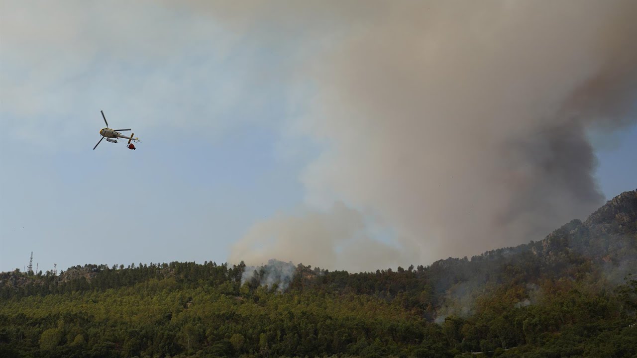 Evacúan la localidad de Casas de Miravete por el incendio, que entra en el Parque de Monfragüe