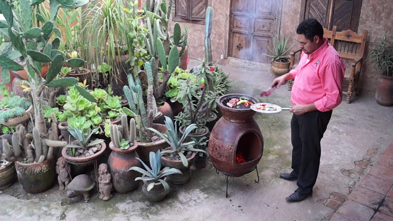 Barbecue&euml;n op een grote Mexicaanse tuinhaard