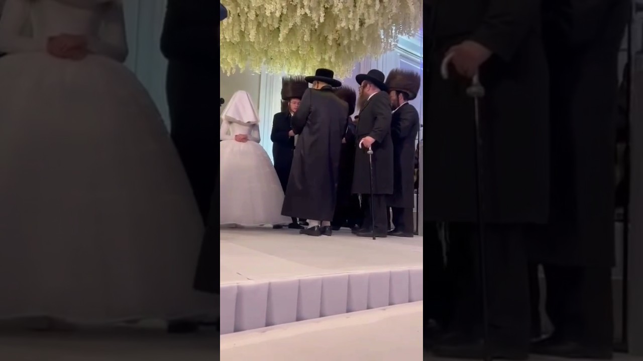 Satmar Rebbe Reb Aharon Being Mesader Kiddushin at the Chuppah of Yossi Itzkowitz&rsquo;s Daughter 💍