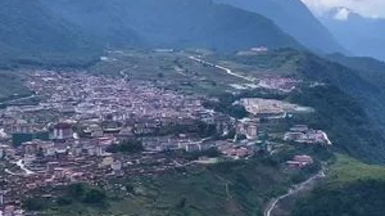 中国最后通公路的县城墨脱县，一百多公里的路，修了54年才通车。#西藏#墨脱