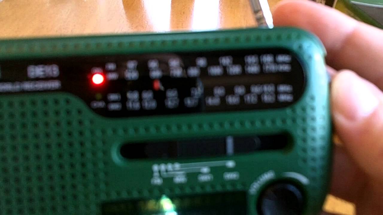 Degen DE13 AM FM SW  crank up emergency radio