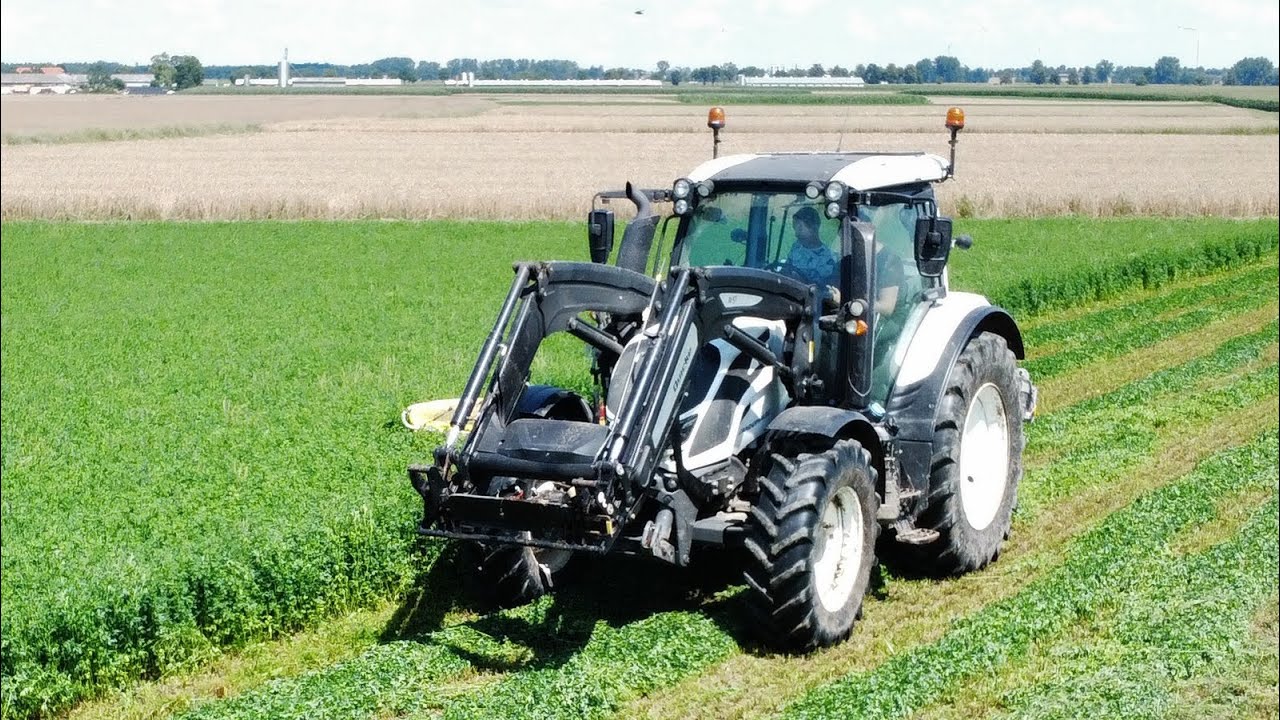 Sianokosy trzeci pokos , GR Poczta ( 3 Valtra , 1 masey  ferguson i ursus 912 )