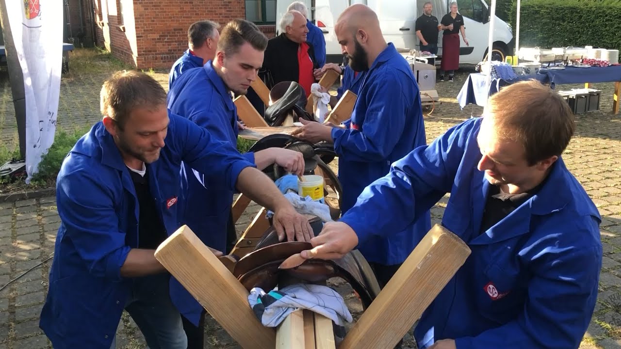 Sattelputzen 2022 bei der Bürger-Eskadron