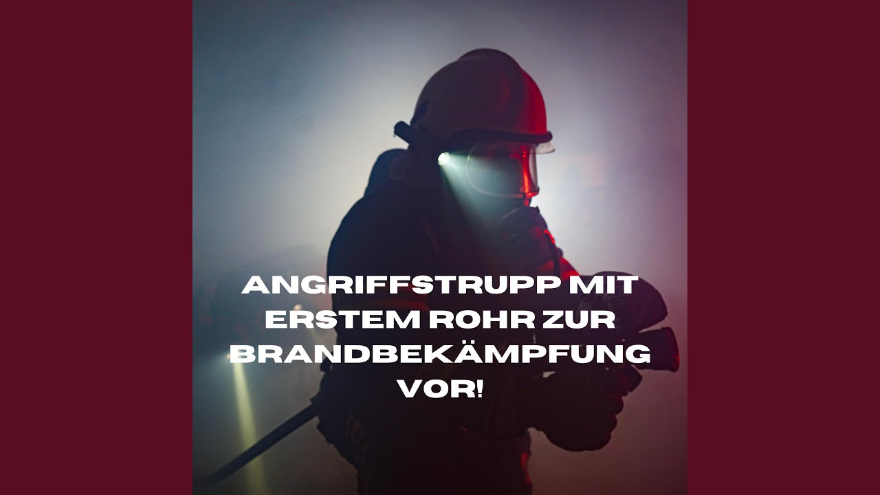 Angriffstrupp mit erstem Rohr zur Brandbek&auml;mpfung vor
