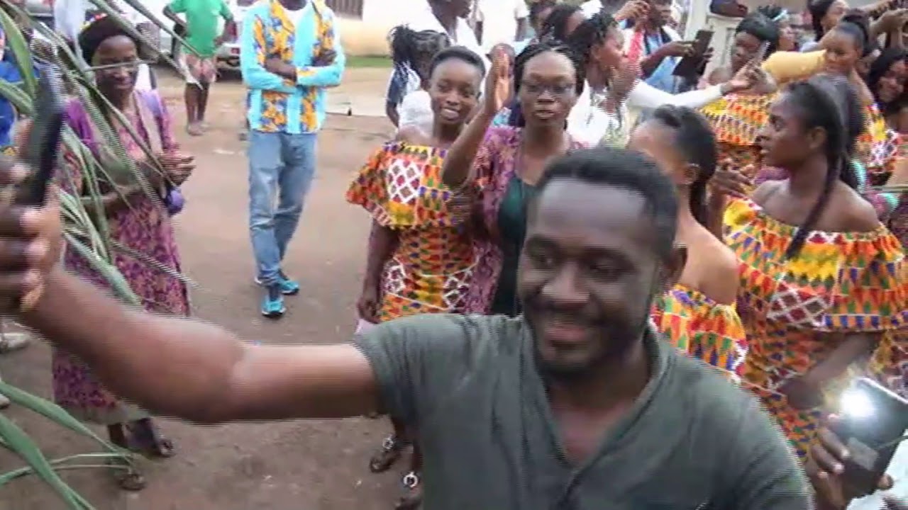 Mariage coutumier Nzebi :  entrée de la mariée (Musique Tsangue)