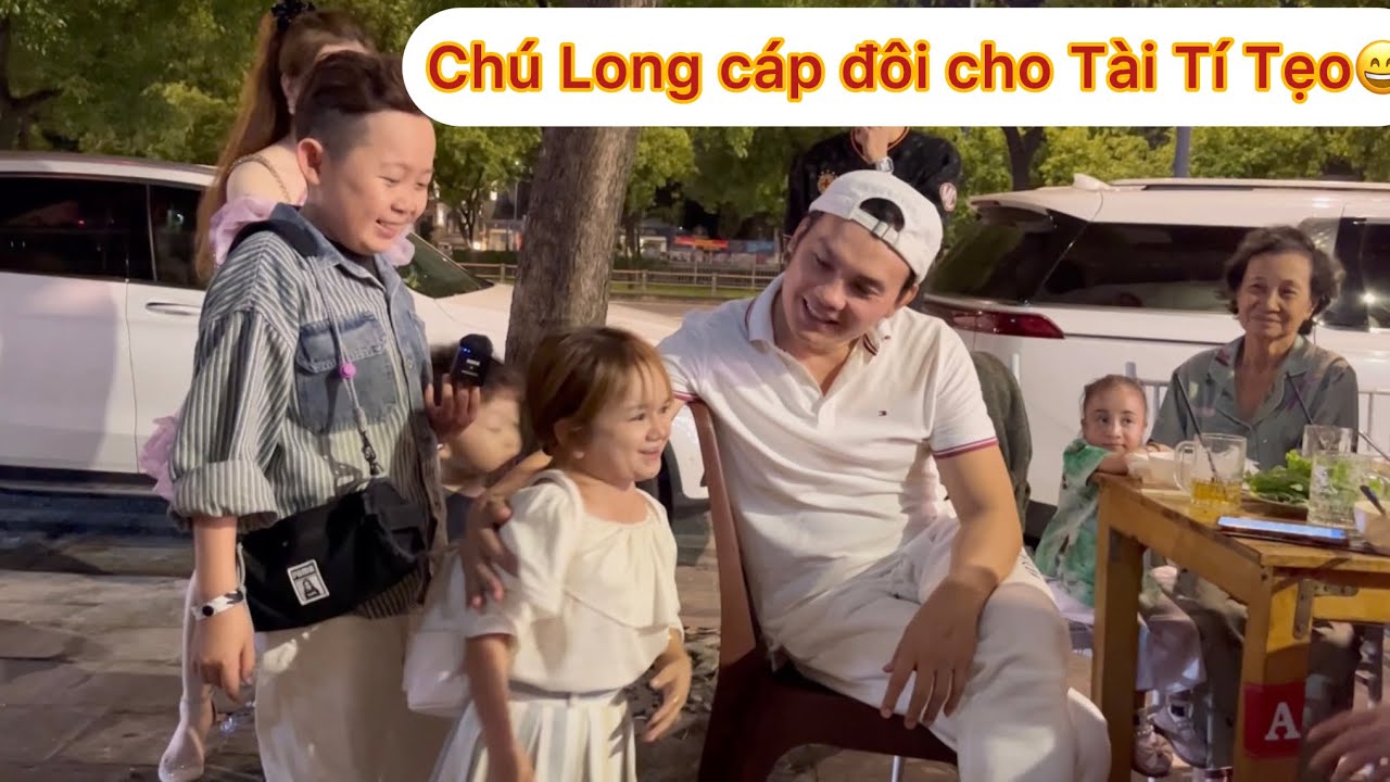 Nh&oacute;m T&iacute; Hon đi ăn khuya c&ugrave;ng &Ecirc;kip ch&uacute; Kim Tiểu Long sau biểu diễn - Ch&uacute; Long c&aacute;p đ&ocirc;i cho T&agrave;i T&iacute; Tẹo
