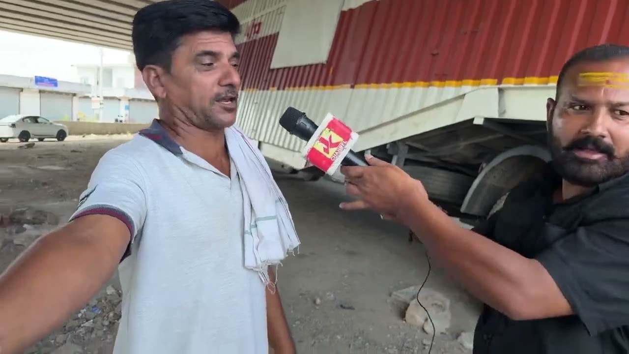 नेशनल हाईवे फ्लाईओवर पर ट्रक गिरने से हो सकता है बड़ा ह|दसा