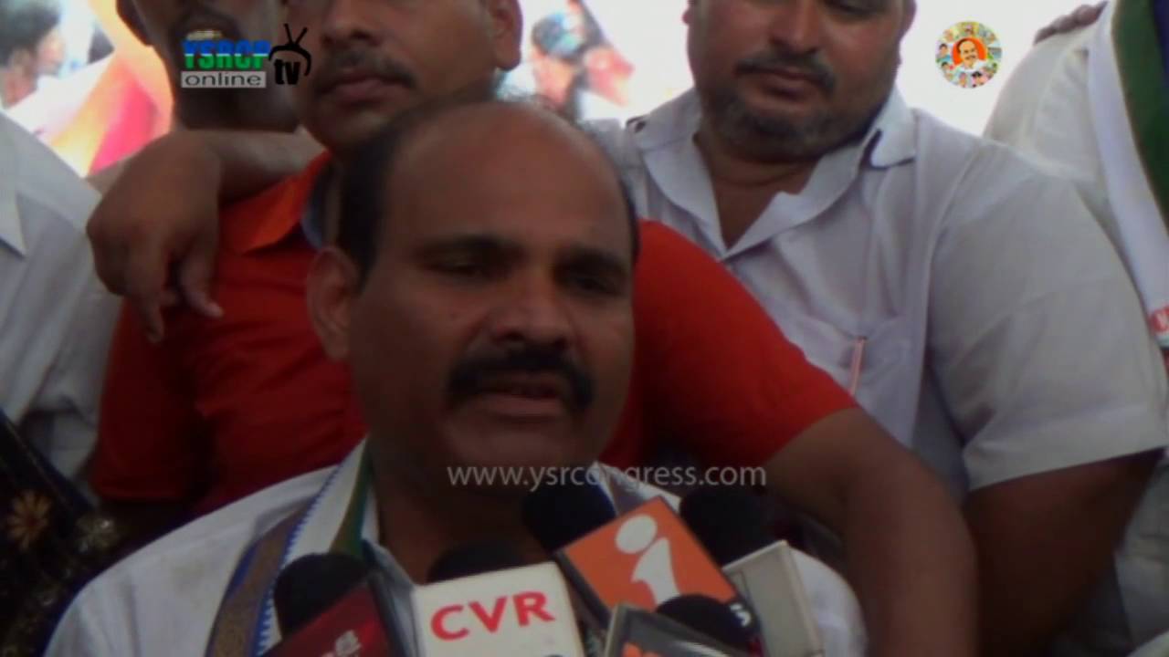 Vijayawada : YSRCP Leaders Celebrate on Winning Pedana Municipality Chairman Seat - 29th Sep 2016