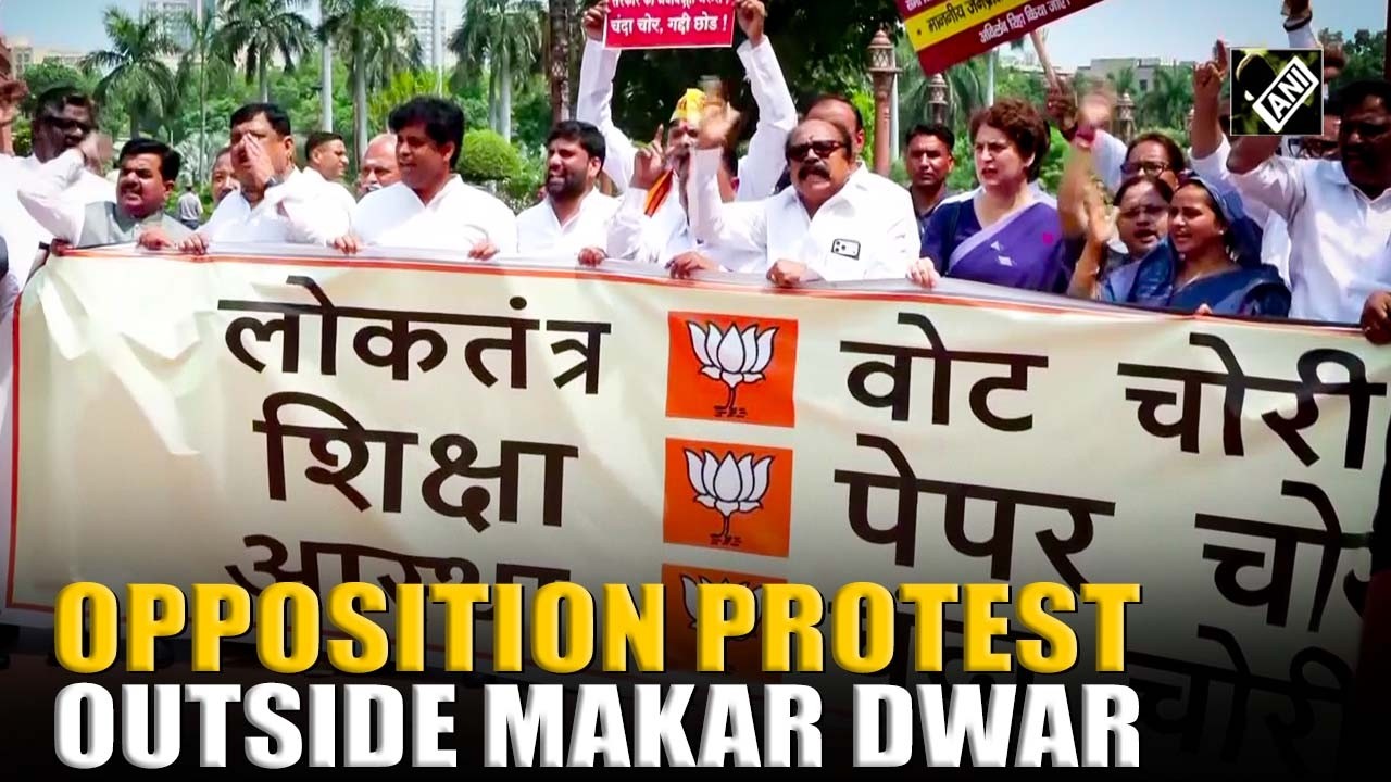Priyanka Gandhi, Opposition MPs protest at Makar Dwar over Jantar Mantar student incident