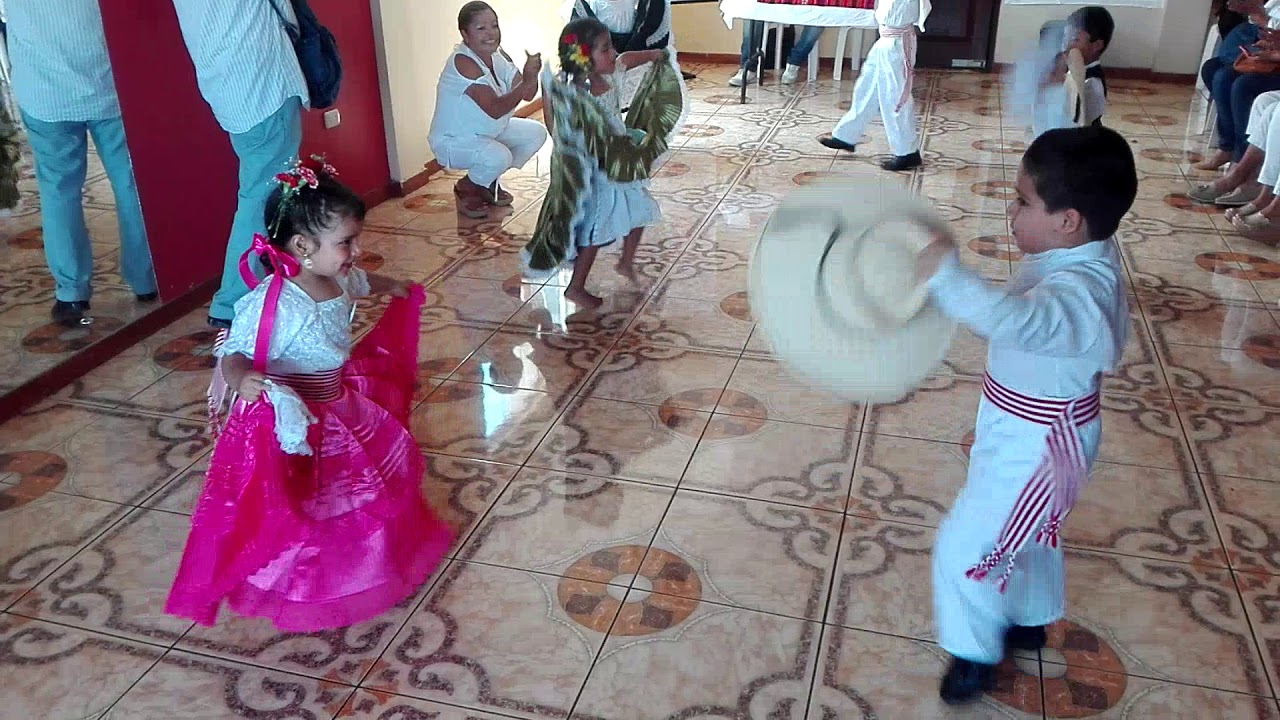 La Marinera Norteña de niños en Trujillo