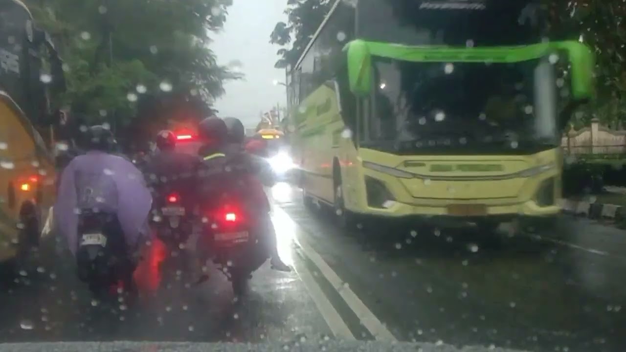 Tembang kenangan Ebiet G Ade tempo dulu populer Jogja hujan deras