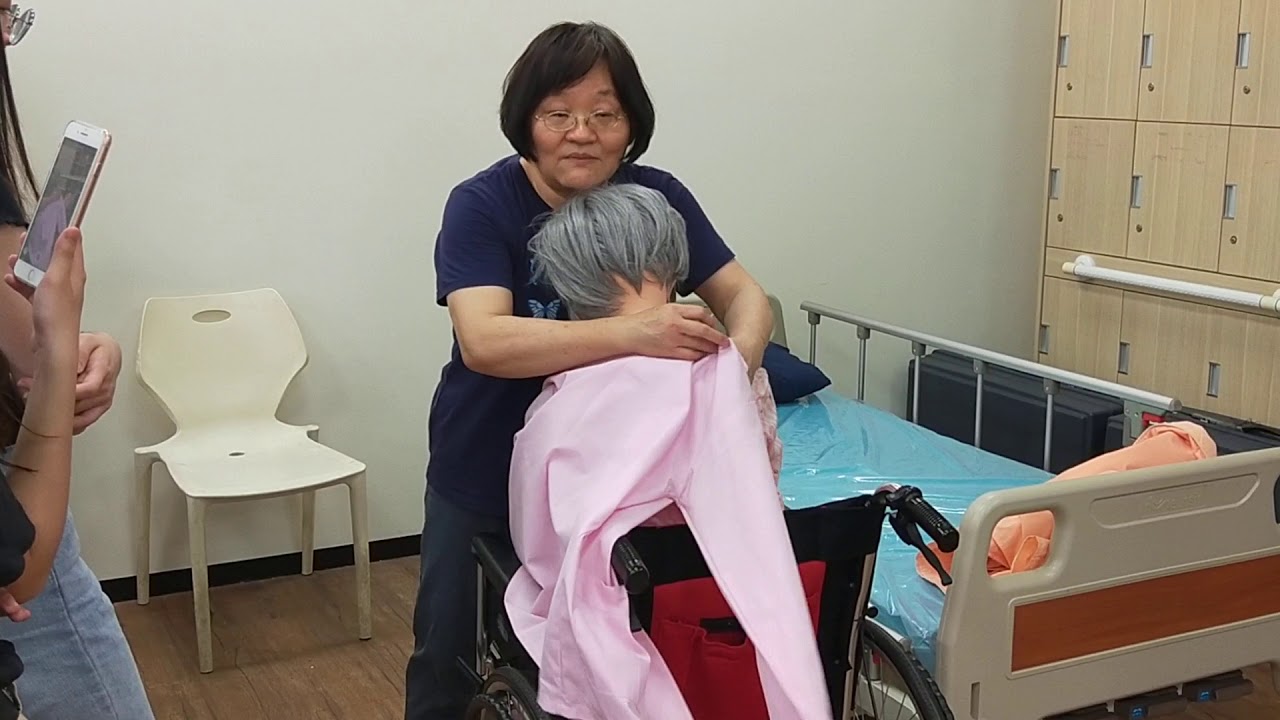 照服上下輪椅