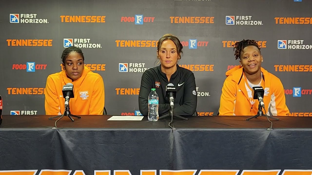 Главный тренер женской баскетбольной команды Lady Vols Ким Колдуэлл, Алисса Лэтэм и Талайсия Купе...